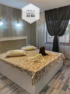 un grande letto in una stanza con un cartello che recita "pearl maari do man" di Casa Perla Mării a 2 Mai