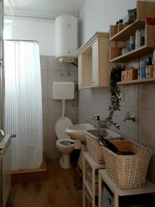 Koupelna v ubytování Lovely bright Apartment with Backyard-renovated!