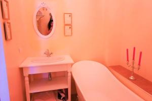 a bathroom with a sink and a bath tub at Sisi-Schloss Rudolfsvilla - Trio - 12 Gäste in Reichenau