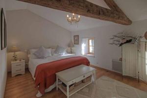 Un pat sau paturi într-o cameră la Charming 4-bed 3 bath farmhouse barn conversion