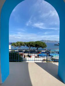 - Balcón con vistas al agua en Casa dell’Arco, en Santa Marina Salina