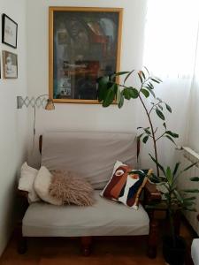 Posezení v ubytování Lovely bright Apartment with Backyard-renovated!