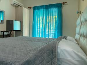 Кровать или кровати в номере Samothraki Akrogiali Rooms