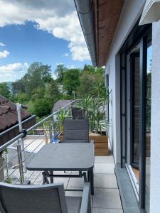 een patio met een tafel en stoelen op een balkon bij Silvias Ferienwohnung in Überlingen