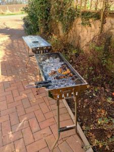 einen Grill auf einer Backsteinterrasse in der Unterkunft Immaculate cabin 5 mins to Inverness dogs welcome in Inverness