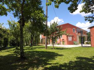 un parque con árboles y un aro de baloncesto en Colonica Il Picchio Verde, en Altopascio