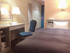 Tempat tidur dalam kamar di Seagrande Shimizu Station Hotel