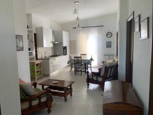 eine Küche und ein Wohnzimmer mit Stühlen und einem Tisch in der Unterkunft Villa Vanity in Santa Luria
