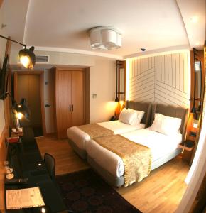 Postel nebo postele na pokoji v ubytování Maywood Hotel