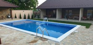 Bazén v ubytování Aqualux apartments nebo v jeho okolí