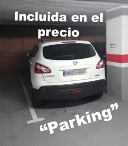 un coche blanco aparcado en un estacionamiento en En Palencia capital céntrico con garaje Roberto en Palencia