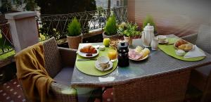 Monti Guesthouse في Monti di Licciana Nardi: طاولة مع طعام الإفطار على شرفة