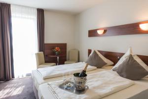 Postel nebo postele na pokoji v ubytování Hotel am Wall