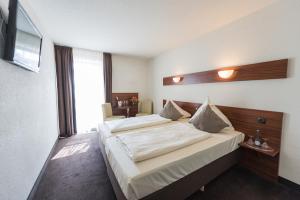 Postel nebo postele na pokoji v ubytování Hotel am Wall