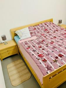 a bedroom with a bed with a pink comforter with crabs on it at Apartment Alexandra in Premantura