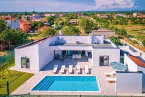 Bazén v ubytování Villa Mateo with heated pool nebo v jeho okolí