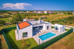 Bazén v ubytování Villa Mateo with heated pool nebo v jeho okolí