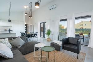 A seating area at Villa Mateo with heated pool