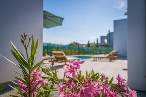 Zahrada ubytování Villa Mateo with heated pool