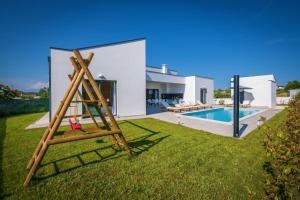 Bazén v ubytování Villa Mateo with heated pool nebo v jeho okolí