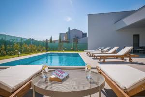 Bazén v ubytování Villa Mateo with heated pool nebo v jeho okolí