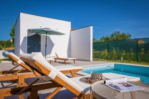 Bazén v ubytování Villa Mateo with heated pool nebo v jeho okolí