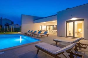 Bazén v ubytování Villa Mateo with heated pool nebo v jeho okolí