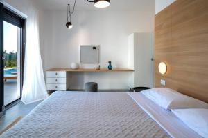 Postel nebo postele na pokoji v ubytování Villa Mateo with heated pool + 37 fotografií