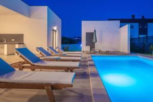 Bazén v ubytování Villa Mateo with heated pool nebo v jeho okolí