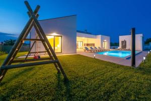 Bazén v ubytování Villa Mateo with heated pool nebo v jeho okolí