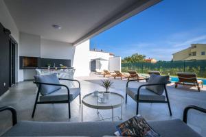 Posezení v ubytování Villa Mateo with heated pool