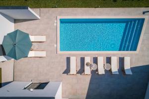 Bazén v ubytování Villa Mateo with heated pool nebo v jeho okolí