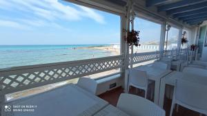 balcone con sedie bianche e vista sulla spiaggia di Ventidimaregallipoli a Gallipoli