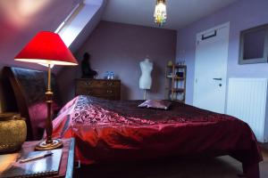 デ・ハーンにあるDuinenzicht IIのベッドルーム1室(ベッド1台、テーブルの上にランプ付)