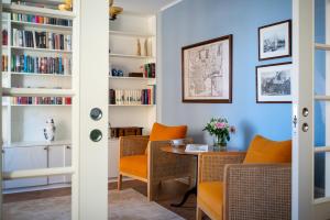 uma sala de jantar com cadeiras laranja e uma mesa em Fregatten Bed & Breakfast em Karlskrona
