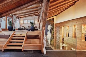 una sala de estar con paredes de madera y techos de madera. en Hotel Traube, en Pfunds