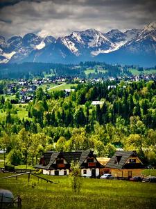 a view of a town with mountains in the background at Domki Na Stoku in Czarna Góra