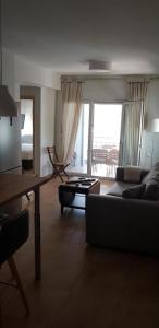 ein Wohnzimmer mit Sofa und Tisch in der Unterkunft Τhe Diamond in Néa Péramos