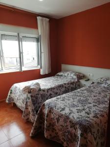 Łóżko lub łóżka w pokoju w obiekcie O Encontro