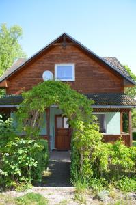 ein Haus mit einem Torbogen davor in der Unterkunft Chata Zofka in Ižipovce