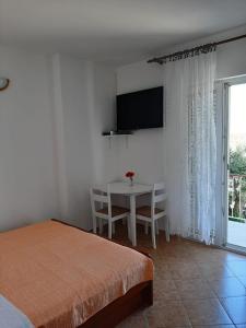 TV a/nebo společenská místnost v ubytování Apartments Čobanov