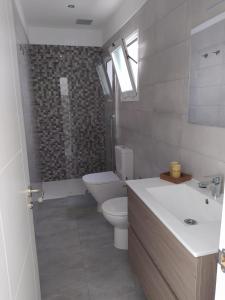 baño con lavabo y aseo y ventana en Casa Blanca La Restinga, en La Restinga