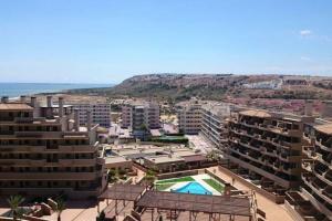 O vedere a piscinei de la sau din apropiere de Piso de lujo en urbanización en Arenales del Sol