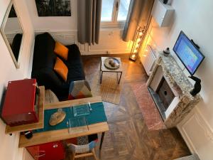 an overhead view of a living room with a couch and a fireplace at Appartement Cosy Centre Historique Avignon in Avignon