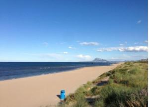 a beach with a blue object sitting on the sand at SALTO DE DUNE (Junto al MET y campo de GOLF) in Oliva