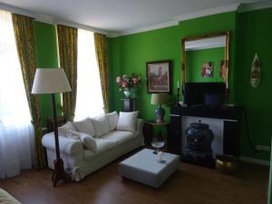 TV a/nebo společenská místnost v ubytování Emma's B&B