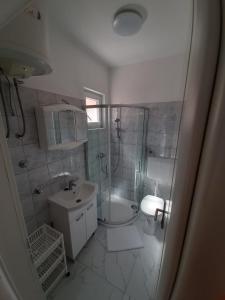 Koupelna v ubytování Apartments Čobanov