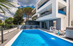 Bazén v ubytování King Luxury Apartment with private Pool nebo v jeho okolí