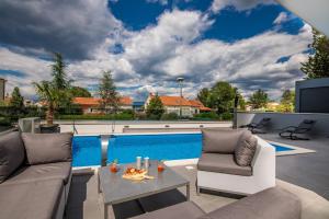 Bazén v ubytování King Luxury Apartment with private Pool nebo v jeho okolí