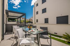 Balkón nebo terasa v ubytování King Luxury Apartment with private Pool